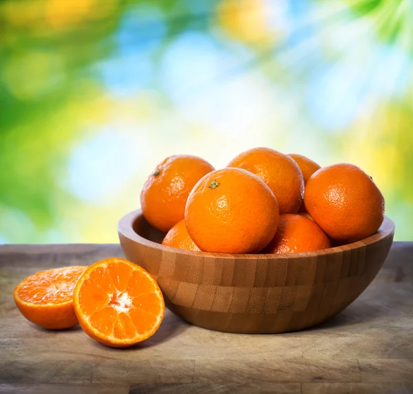 Mandarinen in Holzschale — Stockfoto