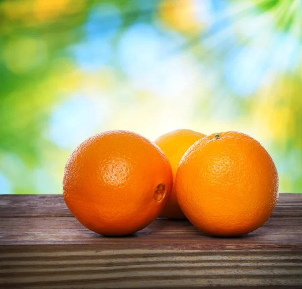 Laranjas na mesa de madeira — Fotografia de Stock