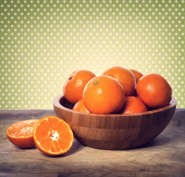 Tangerinas em tigela de madeira — Fotografia de Stock