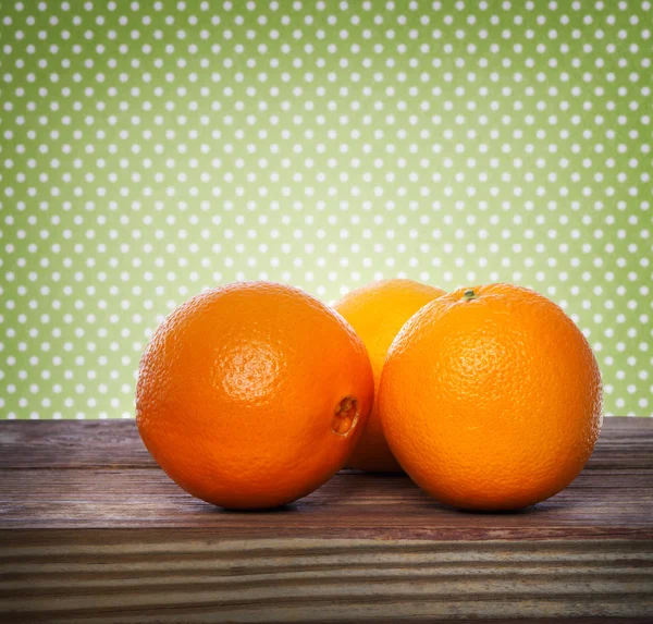 Pomarańcze na drewnianym stole — Zdjęcie stockowe