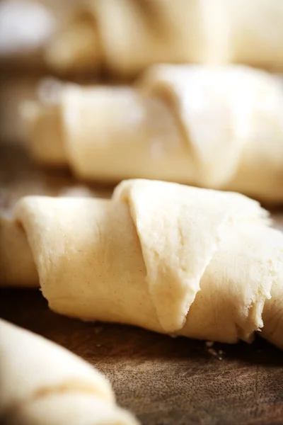 Croissants massa preparada na hora para assar — Fotografia de Stock