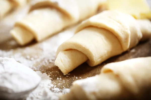 Těsto croissanty, čerstvě připravené k pečení — Stock fotografie