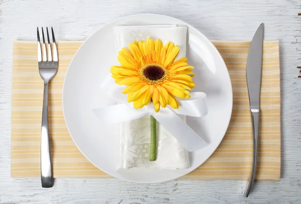 Gerbera gialla con tavola apparecchiata — Foto Stock