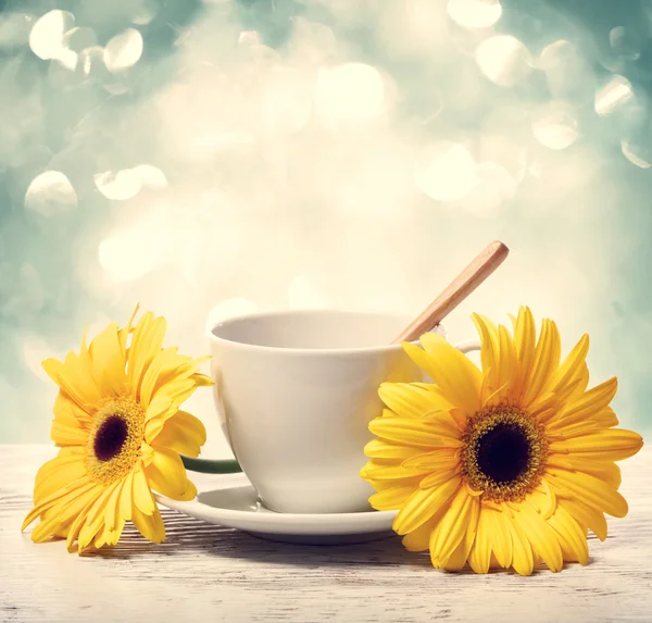 Koffiekopje met gele gerbera 's — Stockfoto