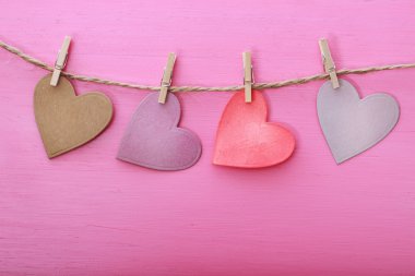 dize clothespins ile asılı kağıt Kalpler