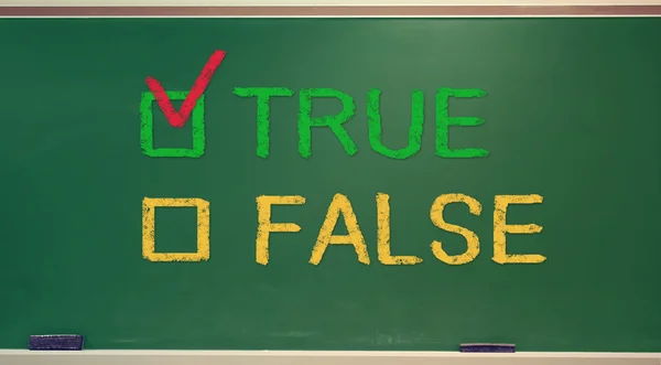 Установка флажка TRUE или FALSE на доске — стоковое фото