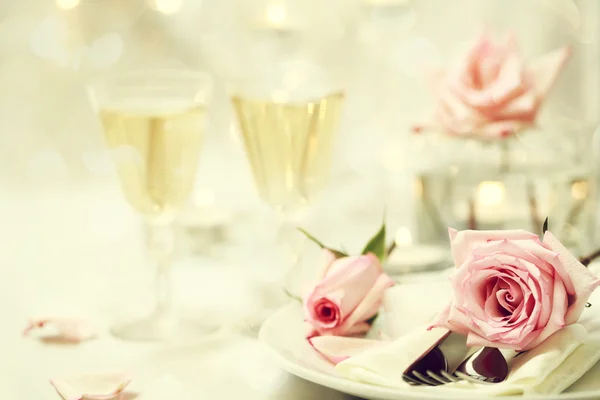 Configuração da mesa com rosas rosa — Fotografia de Stock