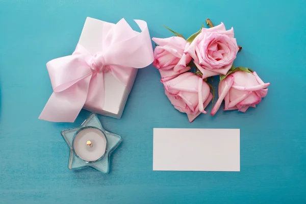 Caixa de presente com rosas rosa — Fotografia de Stock