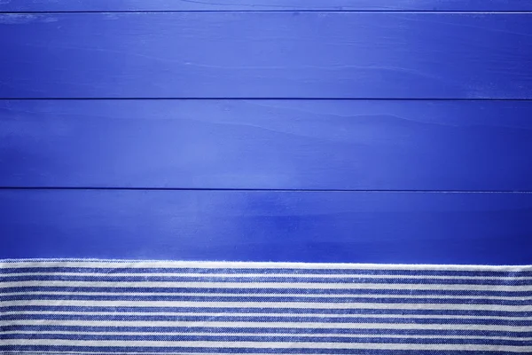 Planches en bois bleu avec serviette — Photo