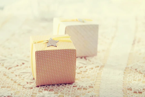 Cajas de regalo hechas a mano con etiquetas en forma de estrella — Foto de Stock