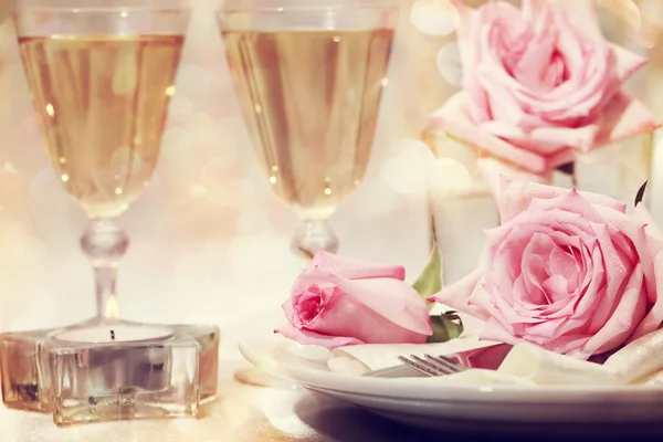 Mesa de jantar com belas rosas cor-de-rosa — Fotografia de Stock