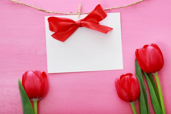 Tarjeta de mensaje con tulipanes rojos — Foto de Stock