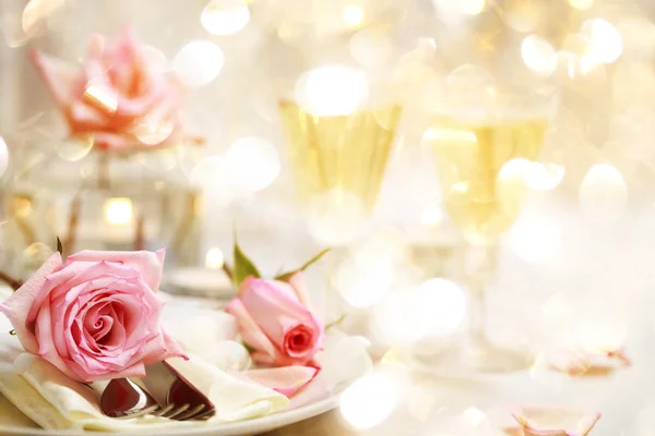 Mesa de jantar com belas rosas cor-de-rosa — Fotografia de Stock