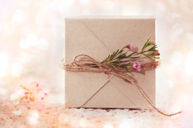 el yapımı hediye kutusu ile waxflowers