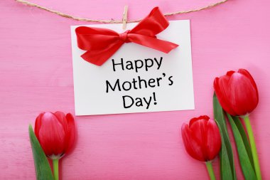 Anneler günü kartı ile kırmızı lale