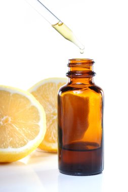 bitkisel ilaç damlalık şişe limon ile