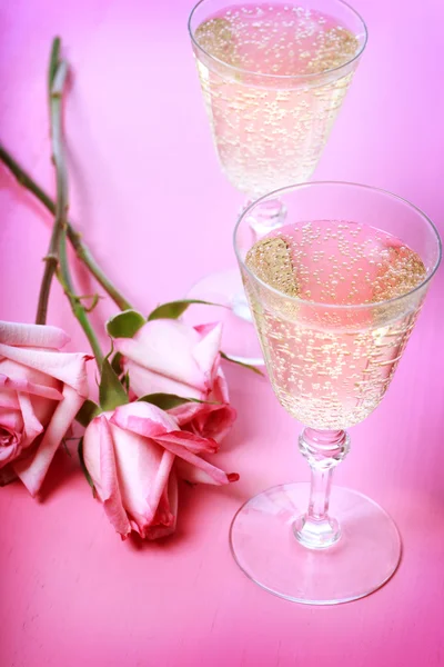 ピンクのバラと 2 つのシャンパン グラス — ストック写真