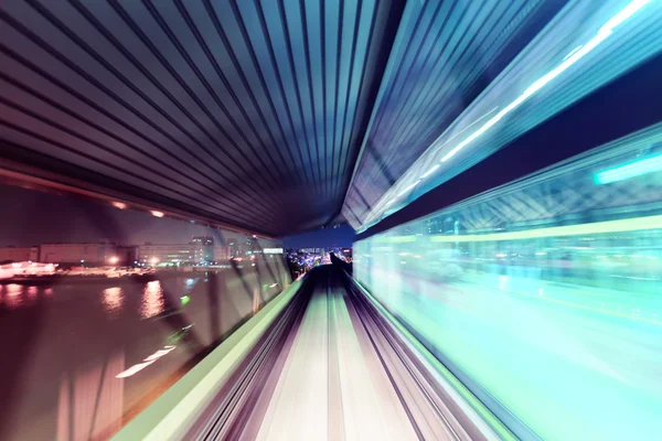 Geautomatiseerde gids-weg trein bij nacht — Stockfoto