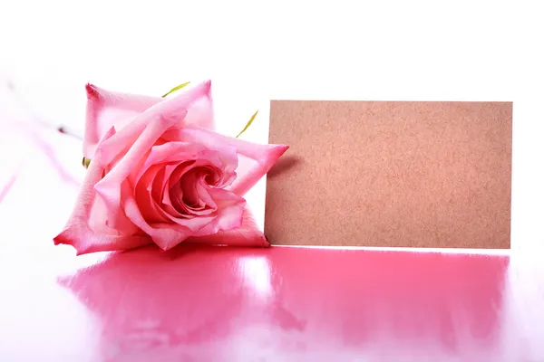 Rosa rosa com cartão de mensagem em branco — Fotografia de Stock