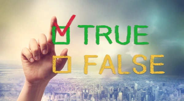 True 或 false 的复选框，用一只手 — 图库照片