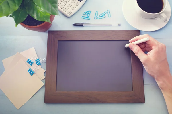 Schoolbord met en kantoorbenodigdheden — Stockfoto