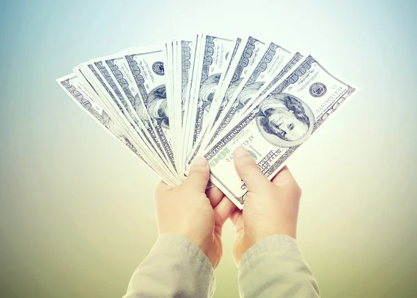Hand verspreiding van contant geld worden getoond — Stockfoto