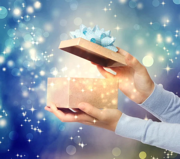 Magica scatola regalo incandescente — Foto Stock