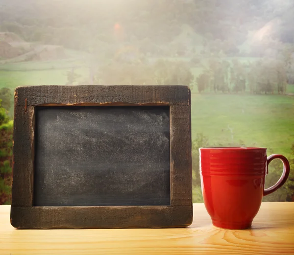 Chalkboard com caneca vermelha — Fotografia de Stock