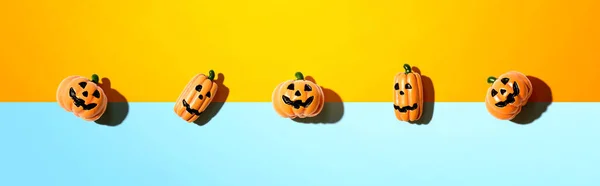 Miniatuur Halloween pompoen geesten — Stockfoto