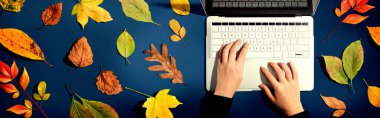 Autumn dizüstü bilgisayar kullanan biriyle birlikte ayrılıyor