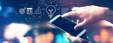 Gece şehir ışıklarıyla başarı kavramı için harika bir fikir.