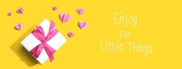 Enjoy the little things message with a gift box — Stock Photo, Image