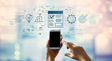 Akıllı telefon kullanan kişi ile proje yönetimi teması