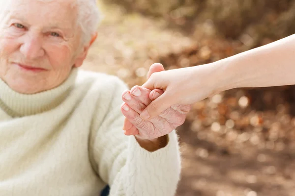 Donna anziana che si tiene per mano — Foto Stock