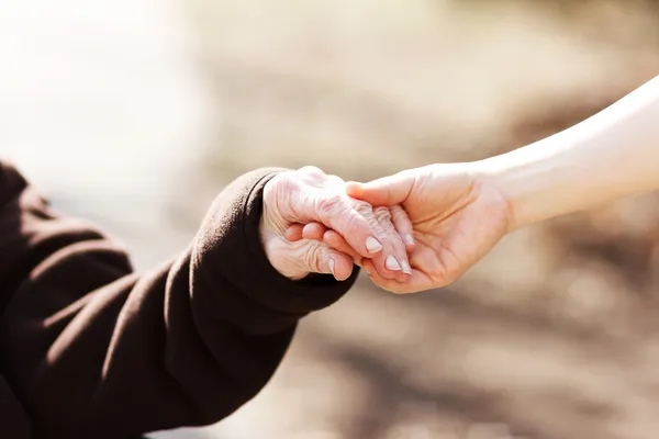 Seniorin hält Händchen mit Hausmeister — Stockfoto