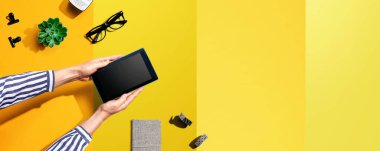 Tablet bilgisayar kullanan bir kadın