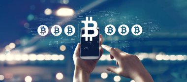 Akıllı telefon kullanan kişi ile Bitcoin temasıName