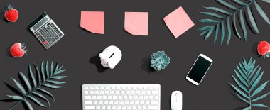 Ofis malzemeleriyle bilgisayar klavyesi