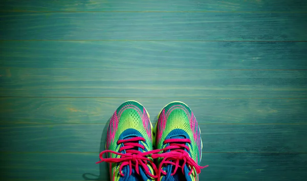 Par de sapatos esportivos com laços rosa — Fotografia de Stock