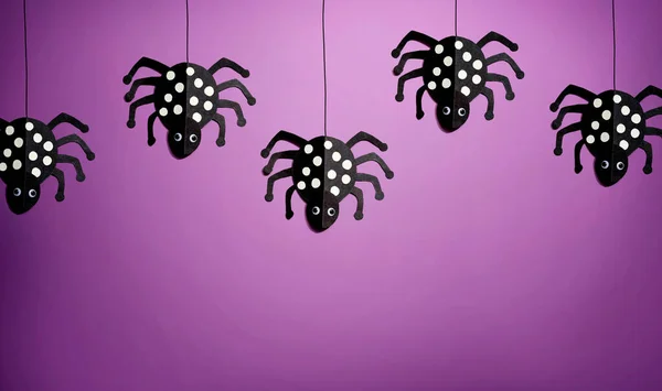Halloween papír řemeslo černé pavouky — Stock fotografie