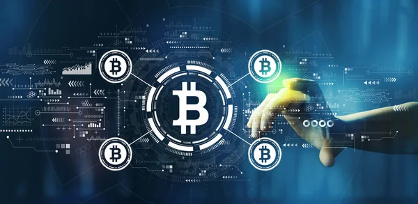 Bitcoin-Thema mit der Hand drücken auf einen Technologie-Bildschirm — Stockfoto