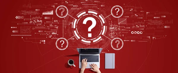 Pontos de interrogação com a pessoa que trabalha com laptop — Fotografia de Stock