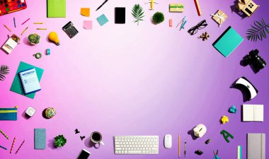 Elektronik aletler ve ofis malzemeleri koleksiyonu.