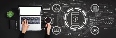 Dizüstü bilgisayar kullanan kişi ile veri gizliliği kavramı