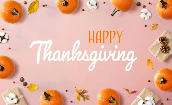Thanksgiving meddelande med höst pumpor med nuvarande lådor — Stockfoto