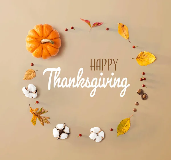 Mensaje de Acción de Gracias con hojas de otoño y calabaza naranja —  Fotos de Stock