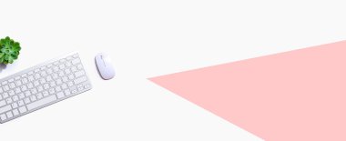 Yukarıdan bilgisayar klavyesi ve fare