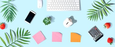 Ofis malzemeleriyle bilgisayar klavyesi