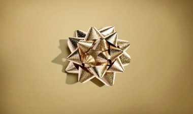 Noel hediyesi önümde eğiliyor.