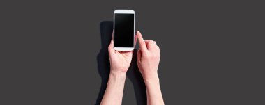 Beyaz akıllı telefon kullanan kişi.